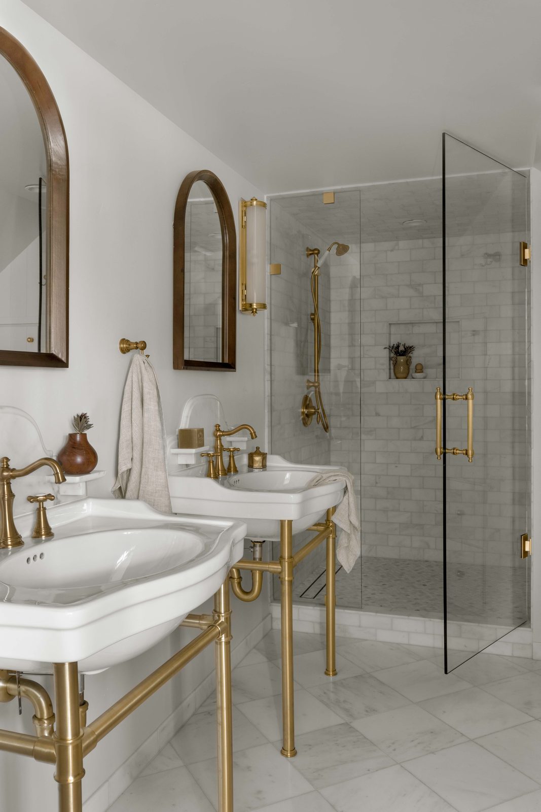The Harbor Room en-suite bathroom with dual sinks